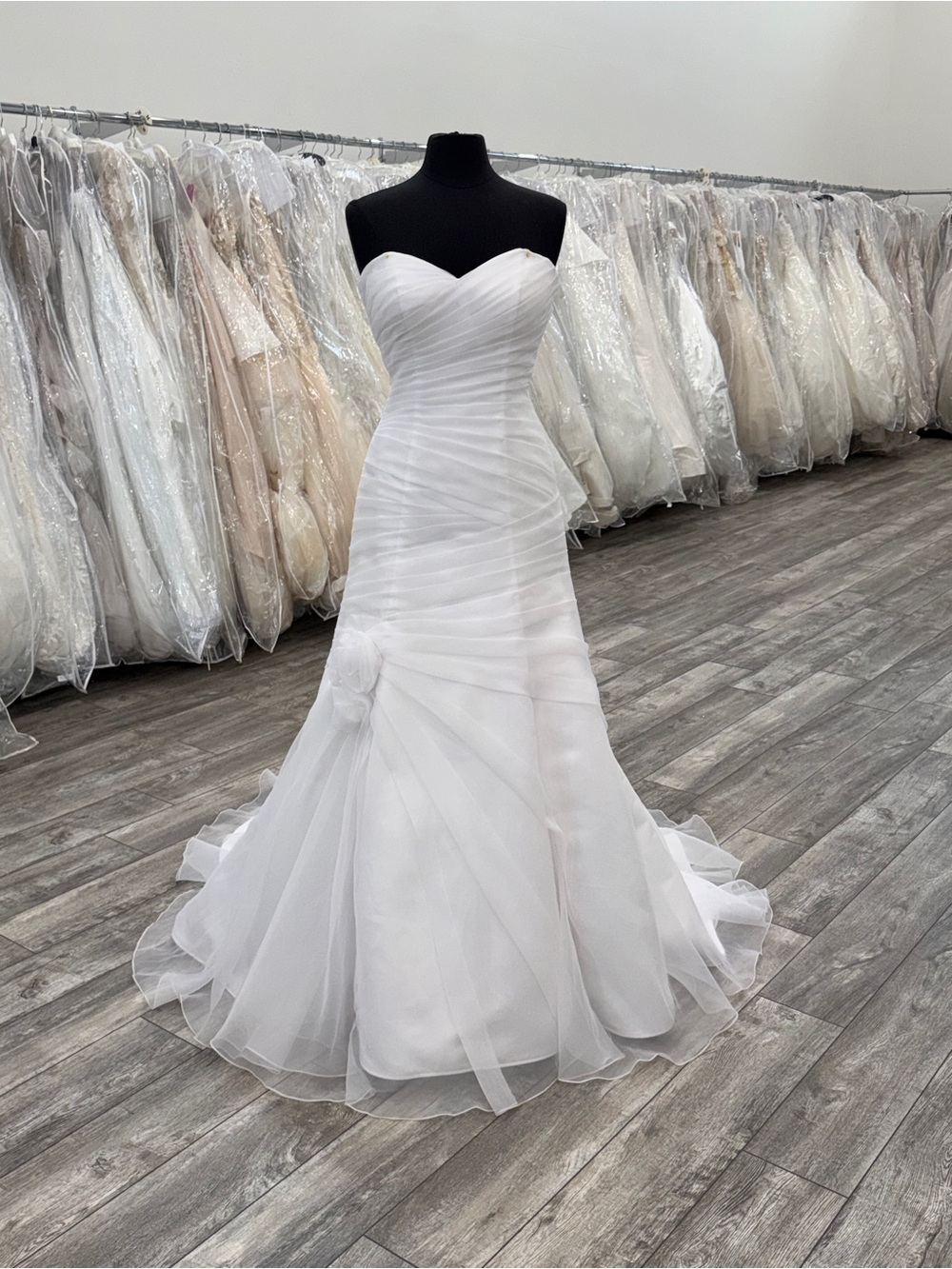 Romantic Strapless Sweetheart White Wedding Dress
